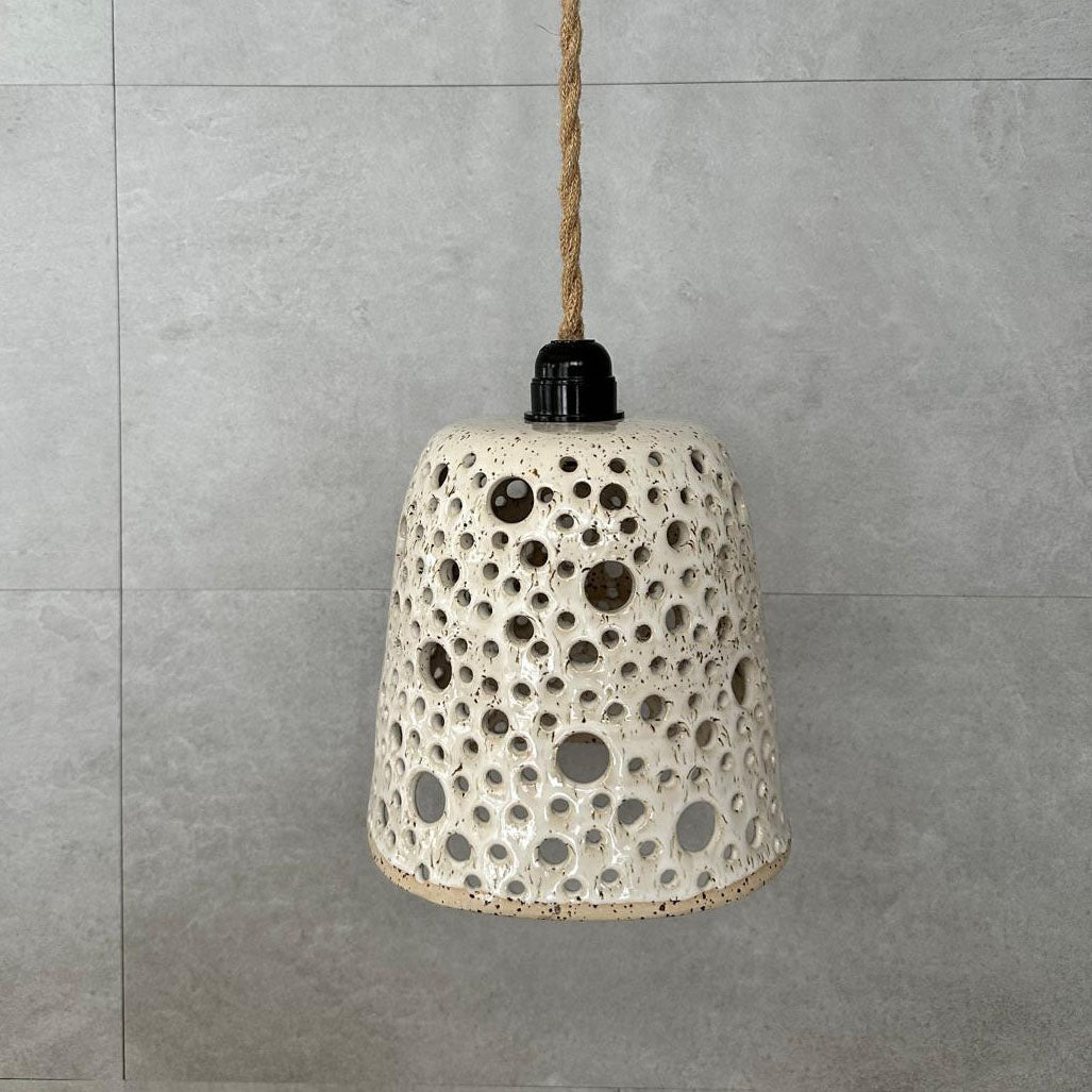 Handgefertigter Keramiklampenschirm hoch mit Lochstruktur, weiß glasiert, Textilkabel