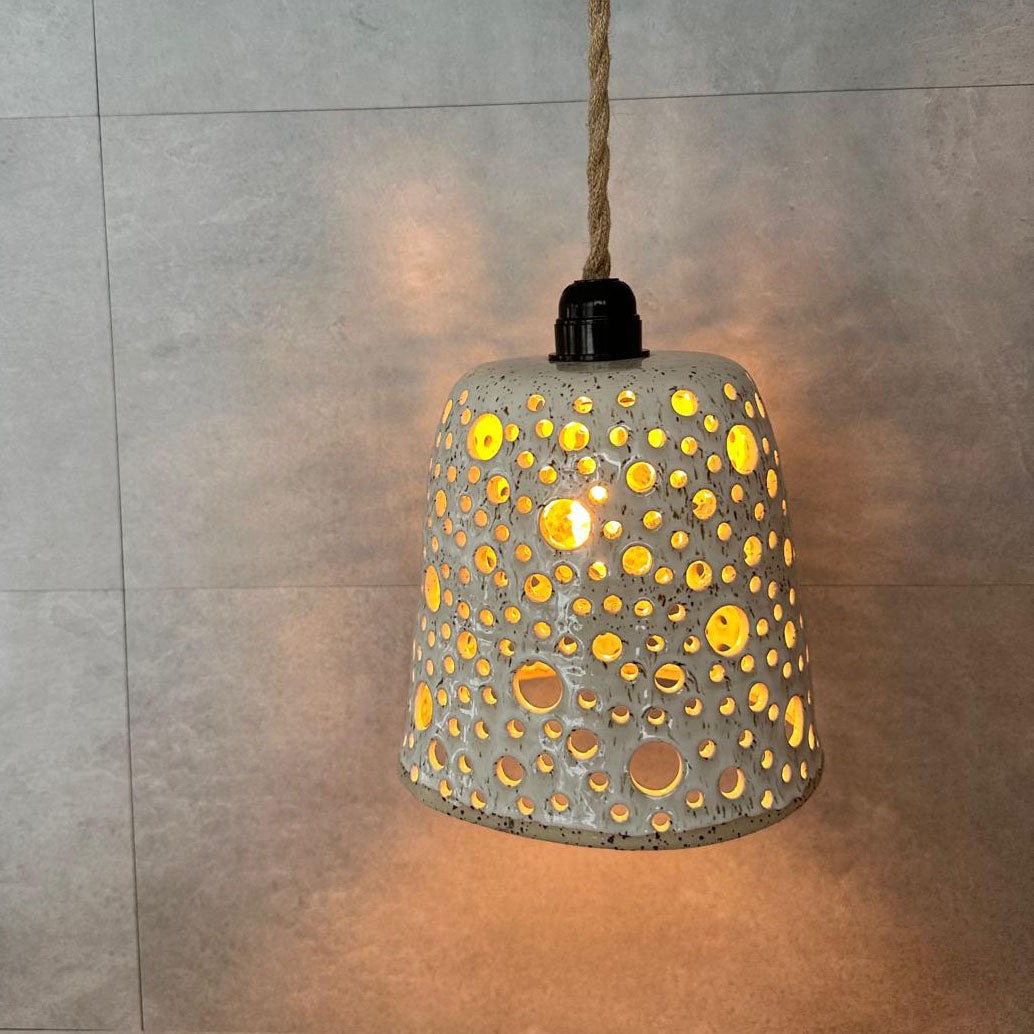 BOHEMIAN White Keramiklampe in hoher Form, Ø 16 cm, warmes Musterlicht, Vintage-Look