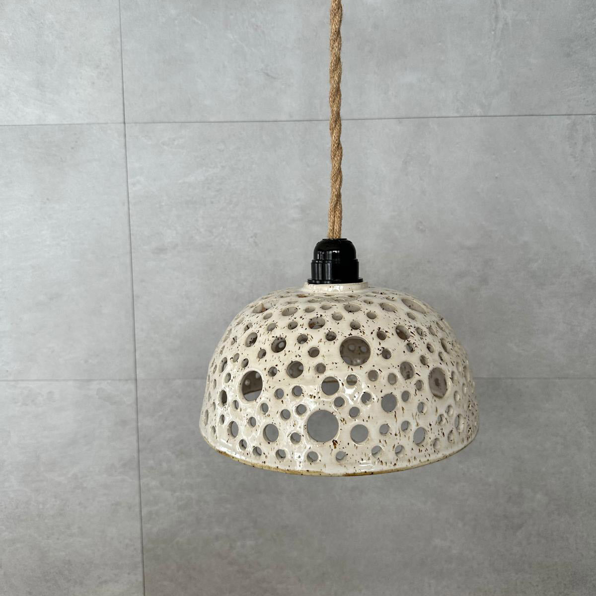 Steinzeug Hängelampe BOHEMIAN White, Ø 23 cm, ruhige Lichtpunkte, Bakelit schwarz