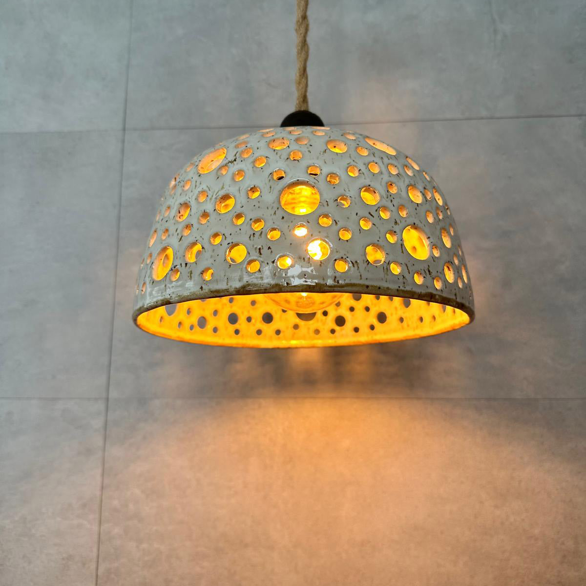 BOHEMIAN White Keramiklampenschirm mit handgebohrten Öffnungen, warmes Musterlicht