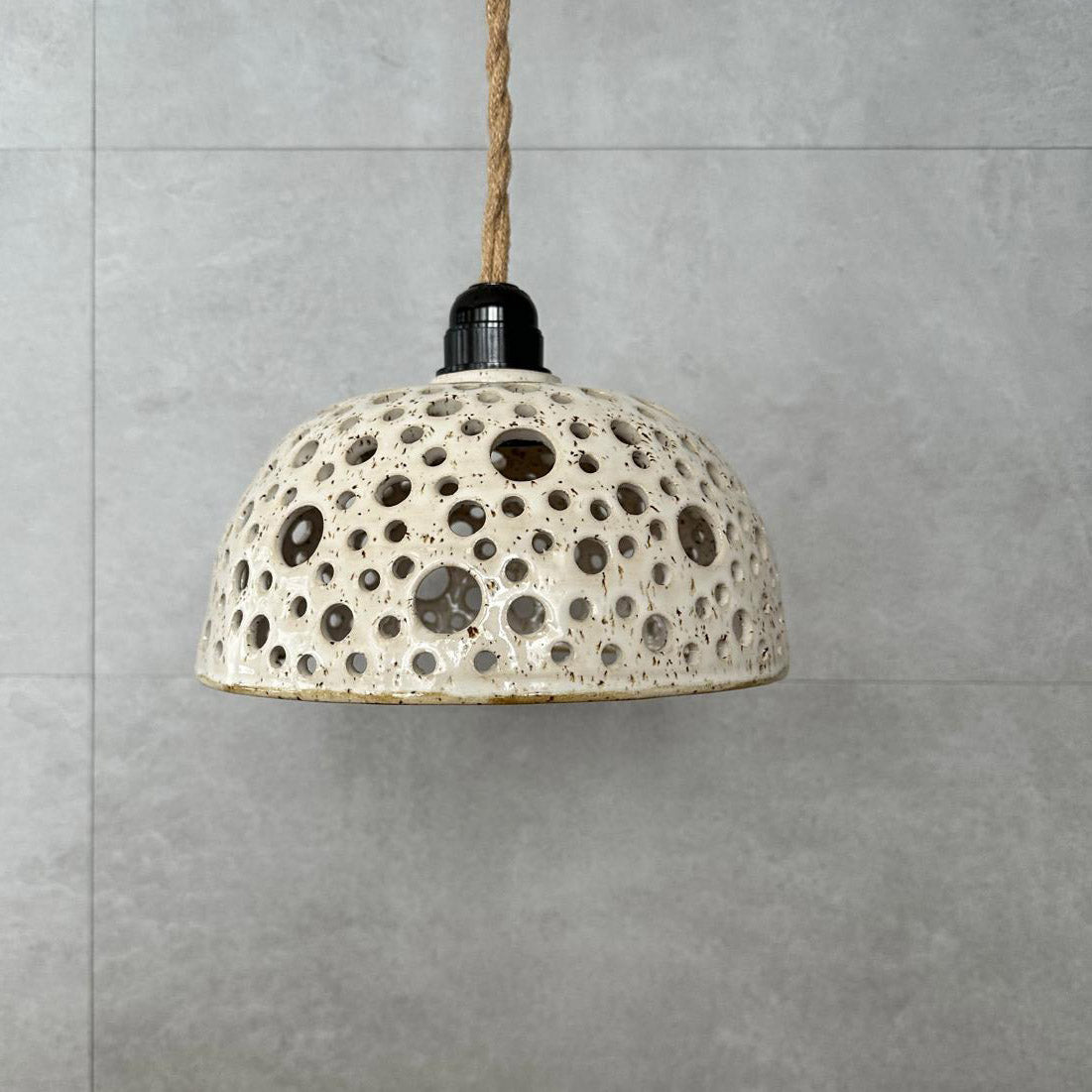 Keramik Pendelleuchte weiß glasiert, Ø 23 cm, handgebohrte Öffnungen, E27 Bakelit