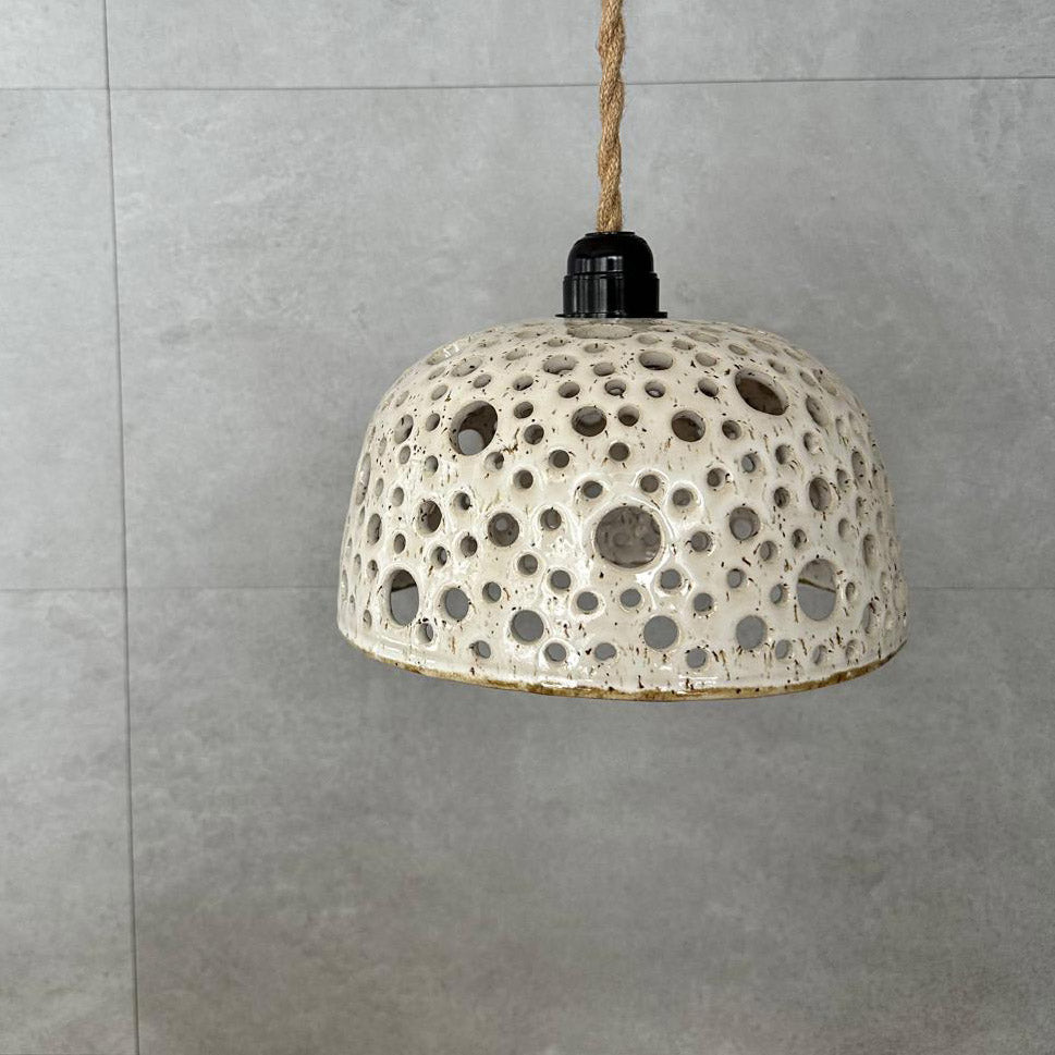 Keramik Pendelleuchte weiß glasiert, Ø 23 cm, handgebohrte Öffnungen, E27 Bakelit