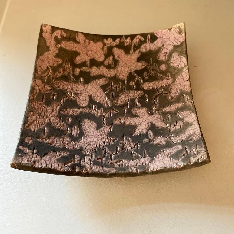 Rakukeramik-Schale, rosefarben mit Blütenmuster