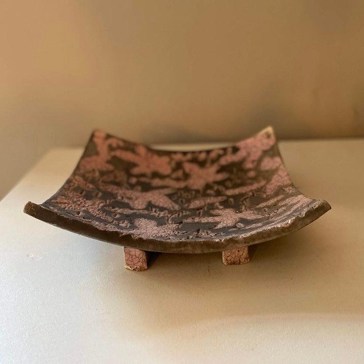 Rakukeramik-Schale, rosefarben mit Blütenmuster