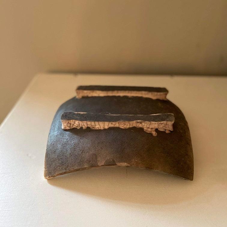 Rakukeramik-Schale, rosefarben mit Blütenmuster, Unterseite