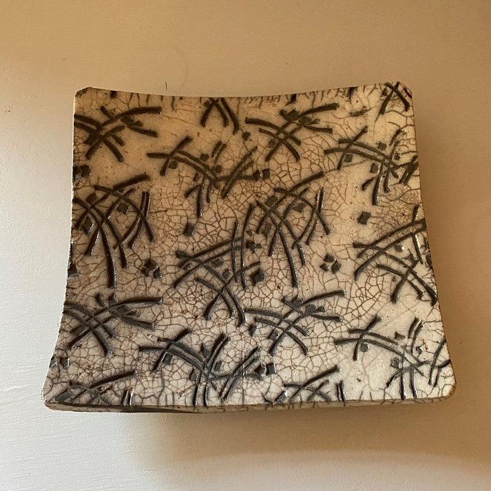 Rakukeramik-Schale aus weißem Ton mit schwarzem Muster, 23 x 21 cm, Höhe: 7 cm