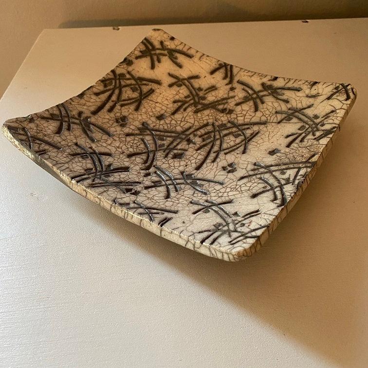 Rakukeramik-Schale aus weißem Ton mit schwarzem Muster, 23 x 21 cm, Höhe: 7 cm