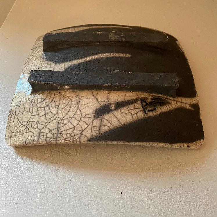 Rakukeramik-Schale aus weißem Ton mit schwarzem Muster, 23 x 21 cm, Höhe: 7 cm, Unterseite mit Raben