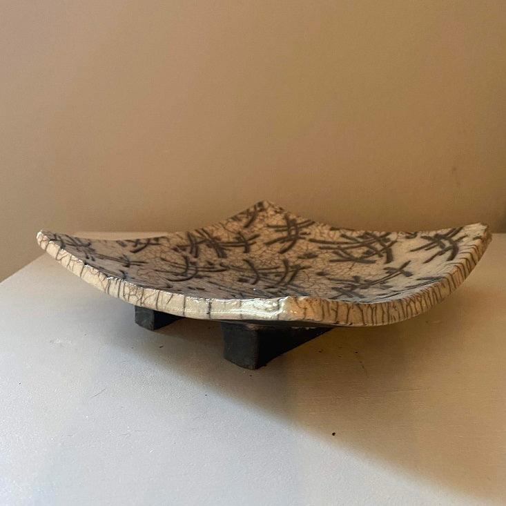 Rakukeramik-Schale aus weißem Ton mit schwarzem Muster, 23 x 21 cm, Höhe: 7 cm