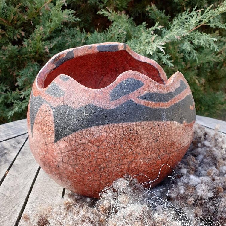 Kugelvase in rot mit schwarzen Mustern, Durchmesser 24 cm, Rakukeramik, Rakubrand