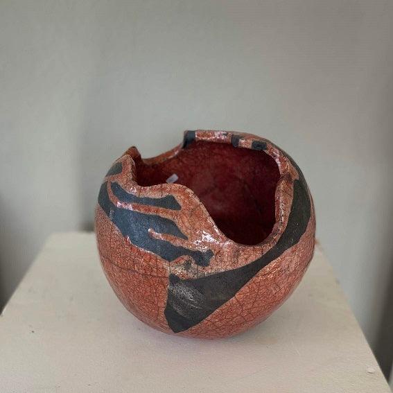 Kugelvase in rot mit schwarzen Mustern, Durchmesser 24 cm, Rakukeramik, Rakubrand