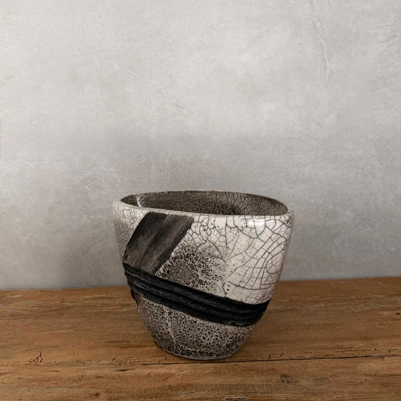 Raku-Vase, Unikat in Weiß mit schwarzem Rauchdekor - FRANZARTKERAMIK