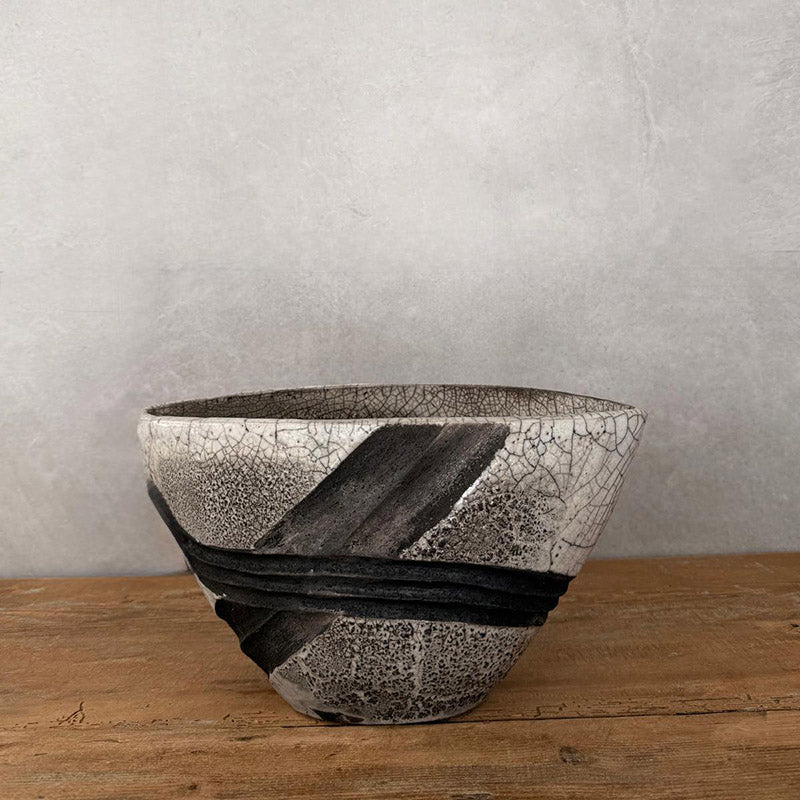 Raku-Vase, Unikat in Weiß mit schwarzem Rauchdekor - FRANZARTKERAMIK