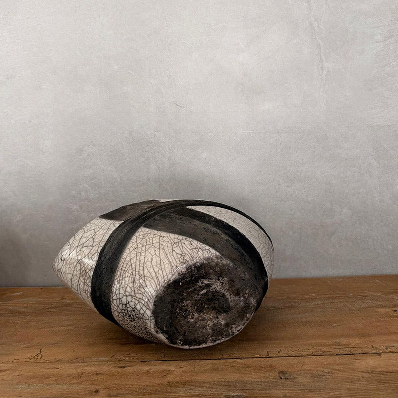 Raku-Vase, Unikat in Weiß mit schwarzem Rauchdekor - FRANZARTKERAMIK