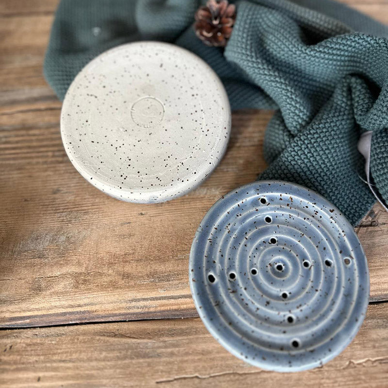 Zweiteilige BOHEMIAN Blue Steinzeug-Seifenschale, Oberteil mit Ablauflöchern vor passender Unterschale