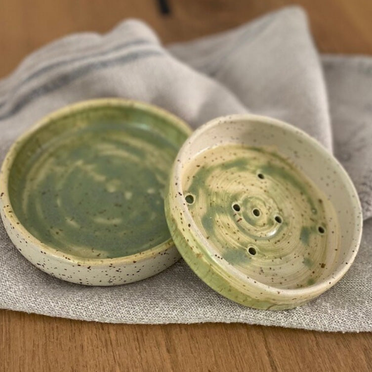 Runde Keramikseifenschale mit Unterschale, weißer Steinzeugton mit gruener Glasur.