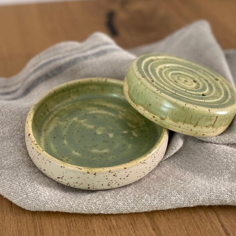 Runde Keramikseifenschale mit Unterschale, weißer Steinzeugton mit gruener Glasur.