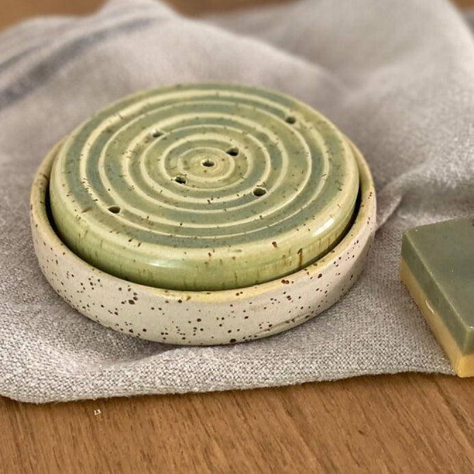 Runde Keramikseifenschale mit Unterschale, weißer Steinzeugton mit gruener Glasur.