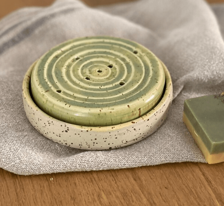 Runde Keramikseifenschale mit Unterschale, weißer Steinzeugton mit gruener Glasur.