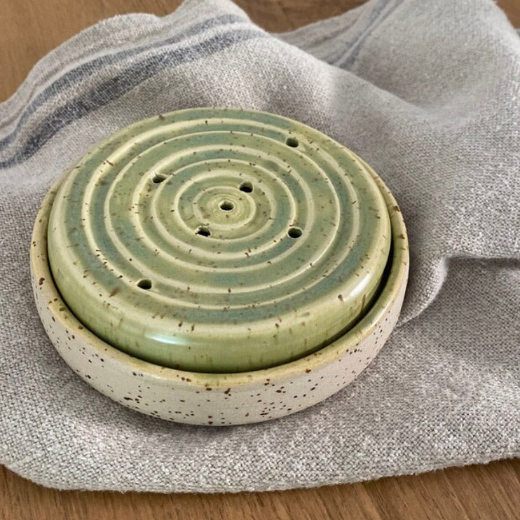 Runde Keramikseifenschale mit Unterschale, weißer Steinzeugton mit gruener Glasur.
