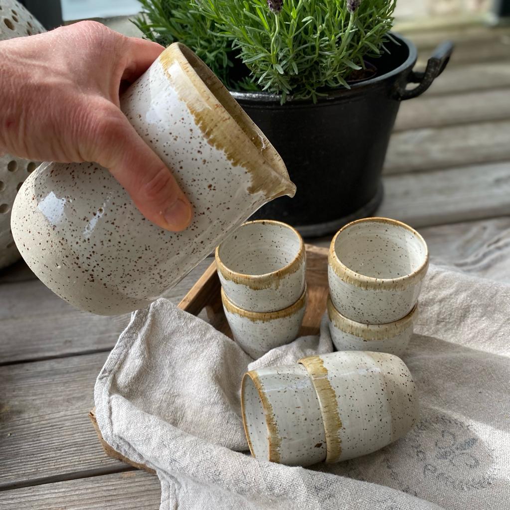 Becherset bestehend aus einem Krug und 6 Trinkbechern, passend zur Serie Bohemian white