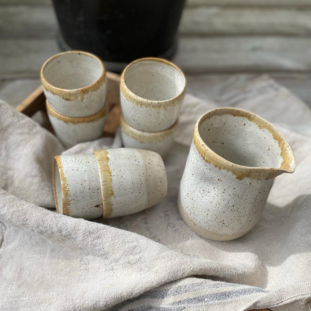Becherset bestehend aus einem Krug und 6 Trinkbechern, passend zur Serie Bohemian white
