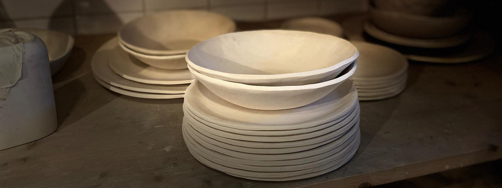 diverse Keramikteller im Rohzustand