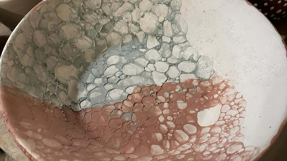 Keramikschüssel in blaugrün, ungebrannt