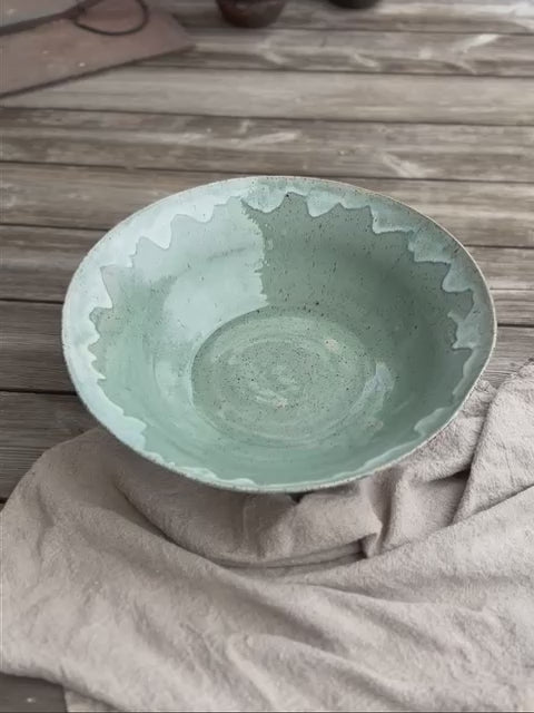 Schüssel groß, hellgrüne Glasur mit weißem Rand, ca. 50 cm Durchmesser, Höhe 10 cm