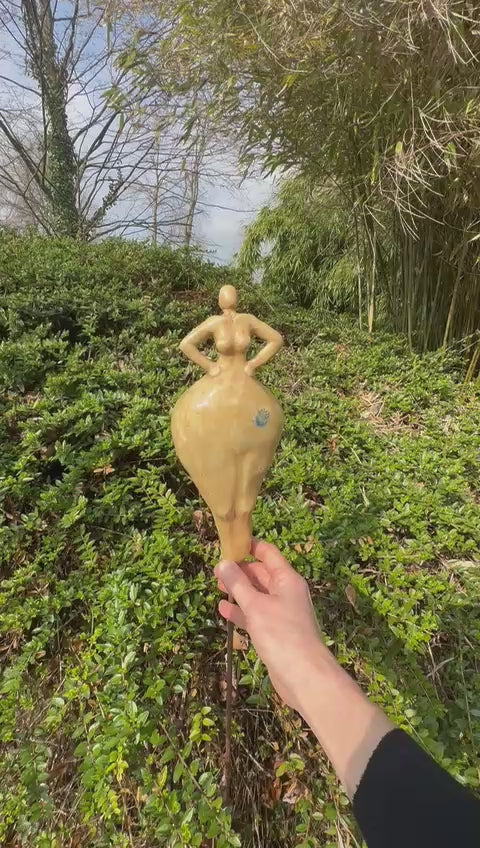 Gelb glänzende Keramikfigur, Lustige Weiber, Gartendekoration, Video