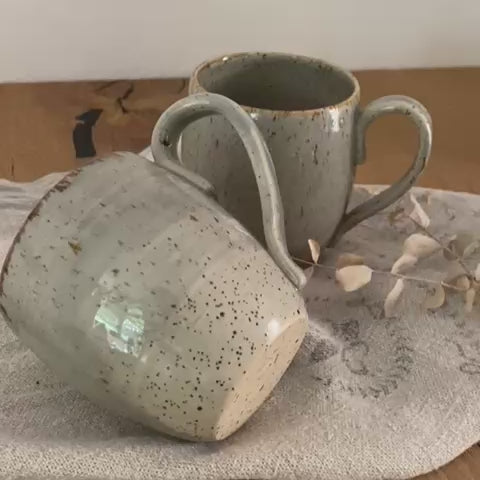 Henkeltasse, Fassungsvermögen 350 ml, grau mit braunem Rand