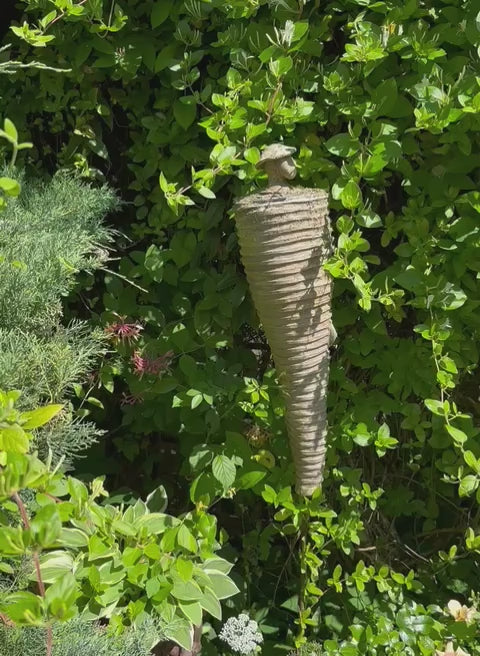 Gartendame, heller Steinzeugton, Keramikfigur, Video