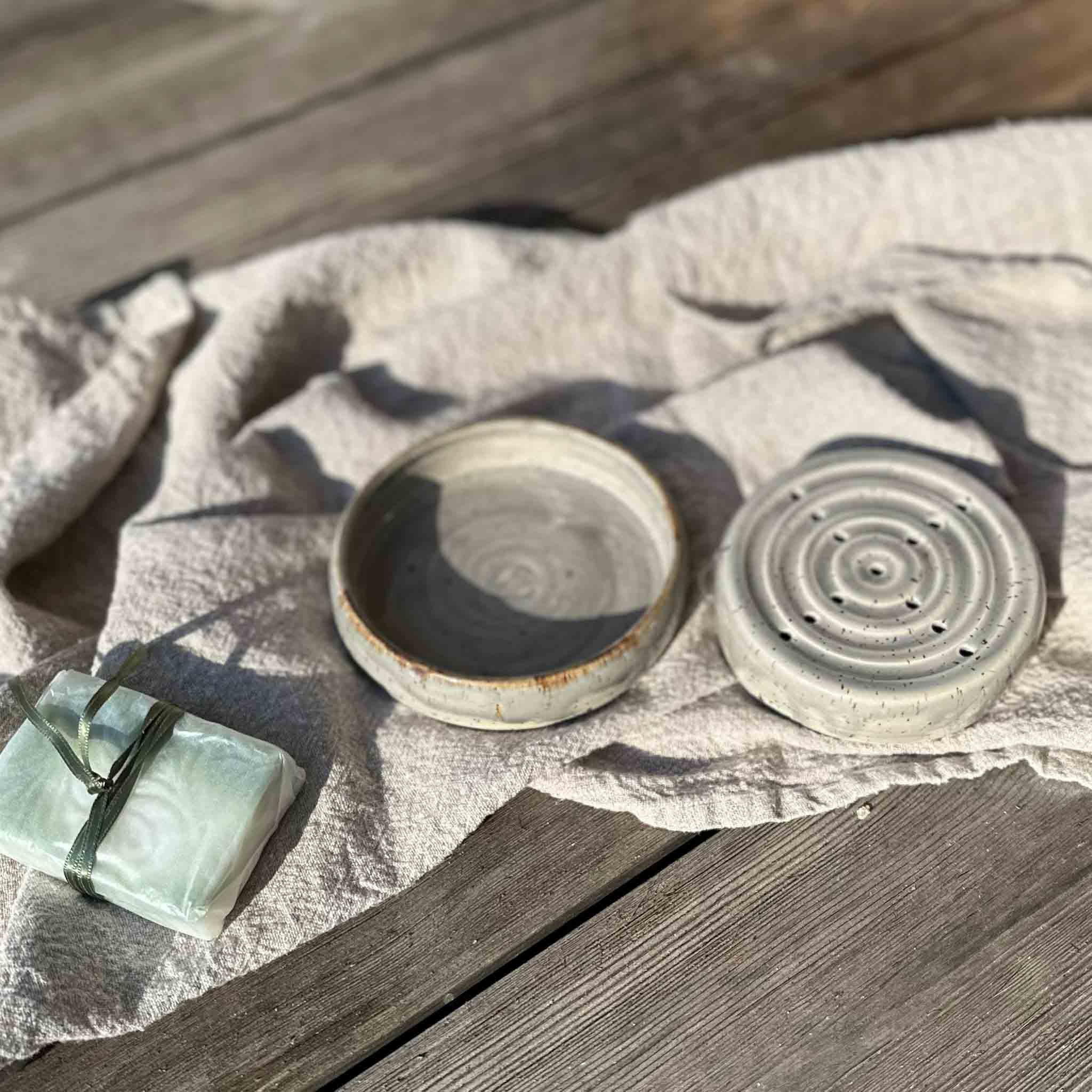 Runde Keramikseifenschale mit Unterschale, weißer Steinzeugton mit grauer Glasur.