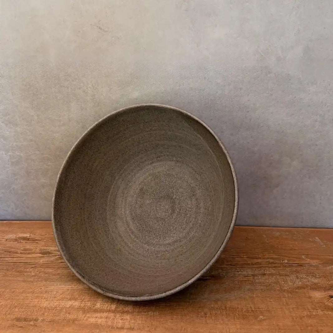 Handgetöpferte Keramik-Salatschüssel AREIA Natural Salt & Pepper, Draufsicht, gesprenkelter Steinzeugton mit sichtbaren Drehspuren, matte Glasur