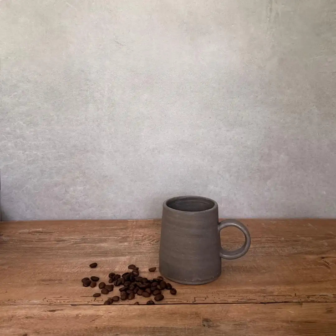 AREIA Natural Teetasse/Becher freistehend neben Kaffeebohnen, Frontalansicht