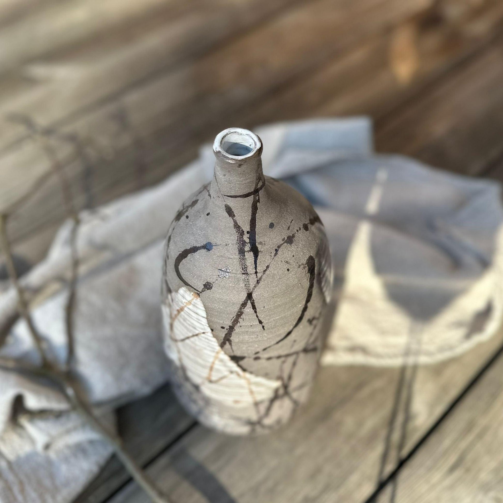 Flaschenvase, 2 l, schwarz-weiße glänzende Glasur