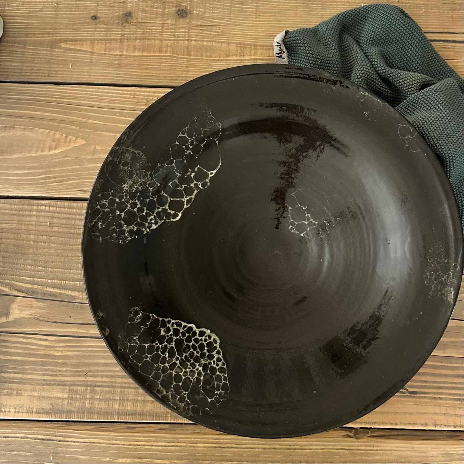 Schwarze Schale XXL mit weißem Schlangenhautmotiv