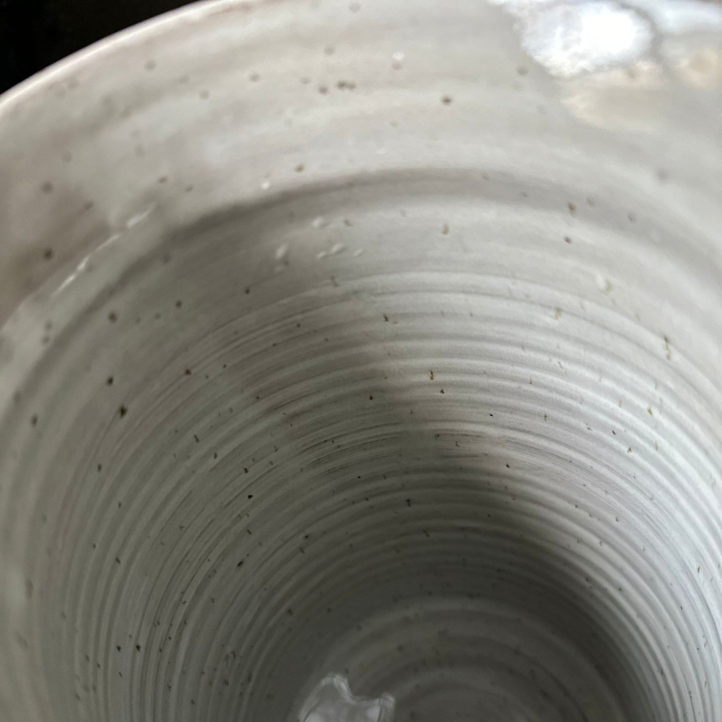 Vase, Grauer Steinzeugton mit schwarzer und weißer, glänzender Keramikglasur. Innenansicht.