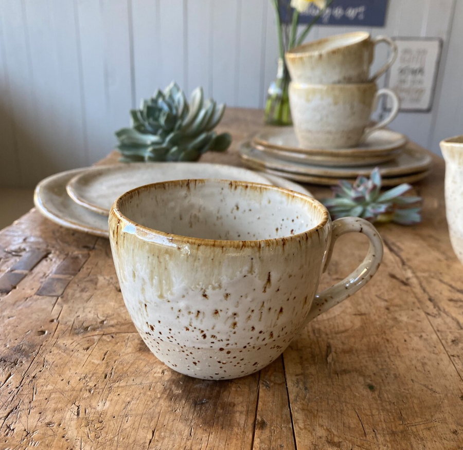 Dessertteller, Untertasse und Kaffee- oder Teetasse aus der Serie Bohemian white