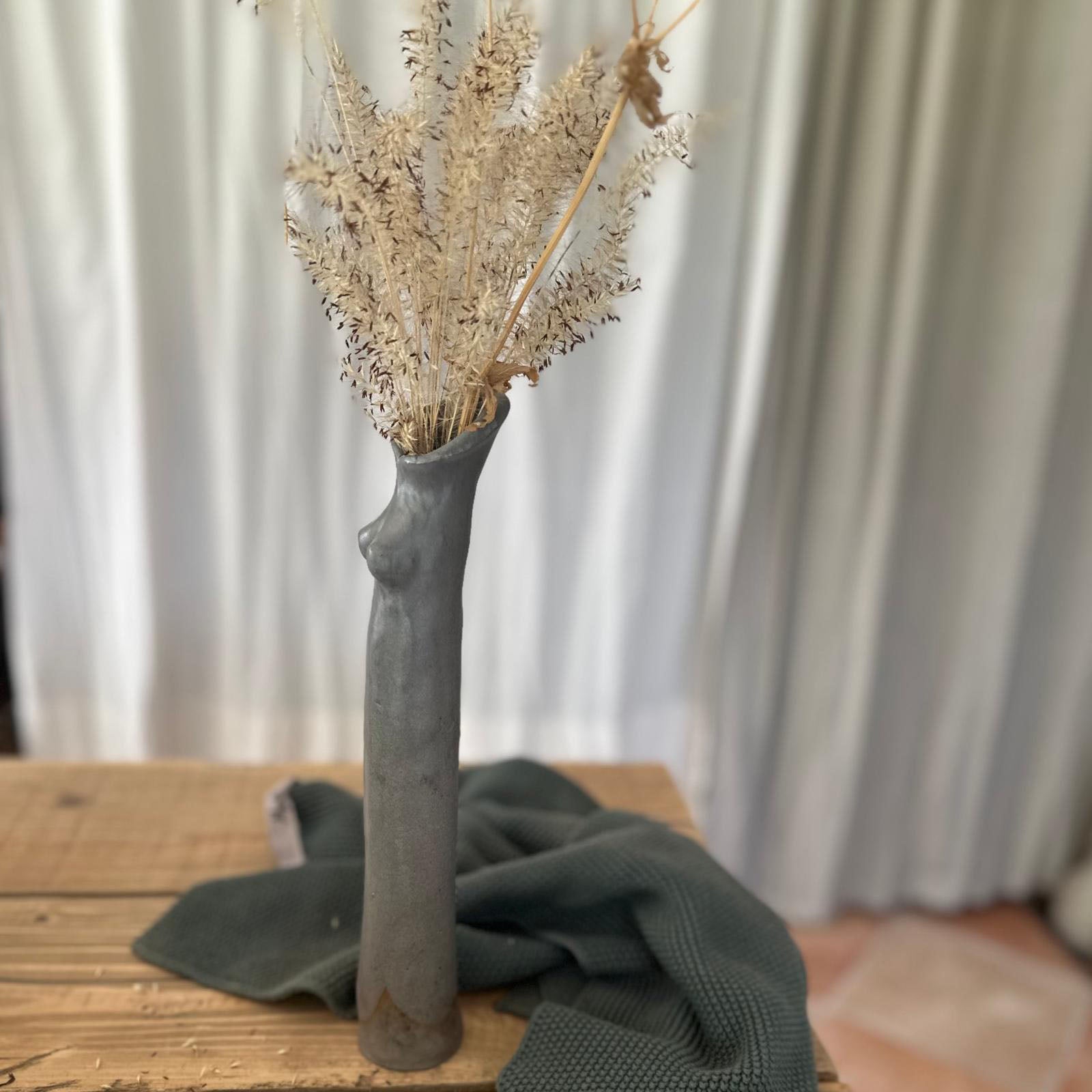 AREIA Natural Keramikvase in Frauengestalt, Sewitenansicht