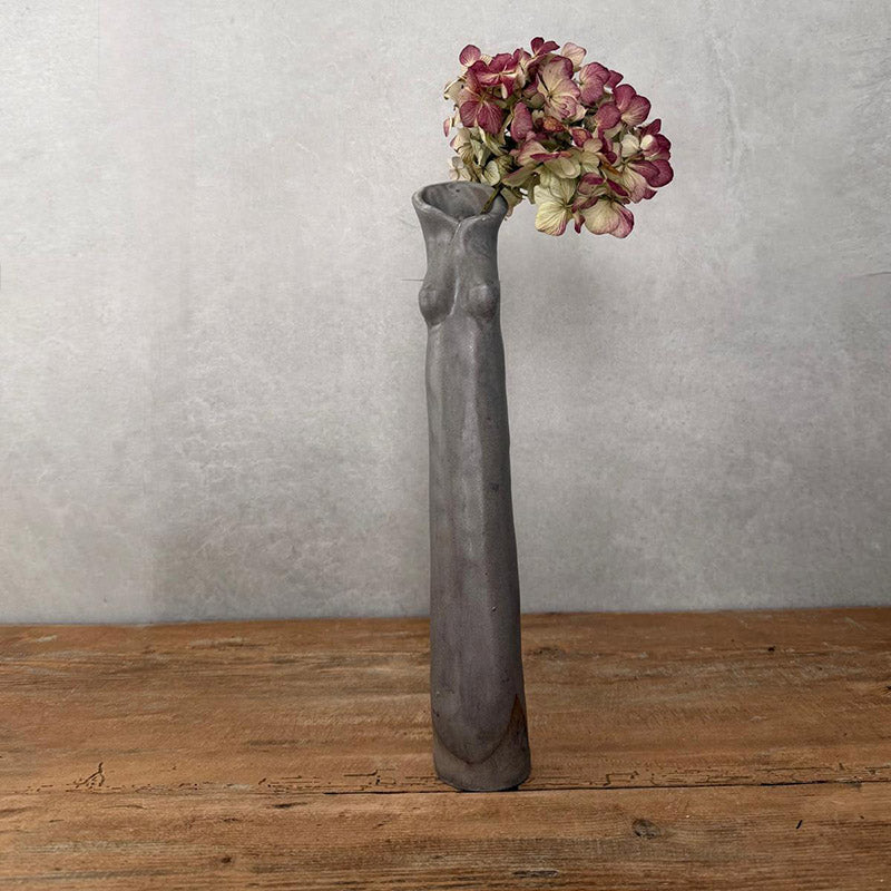 AREIA Natural Keramikvase in Frauengestalt mit Hortensie