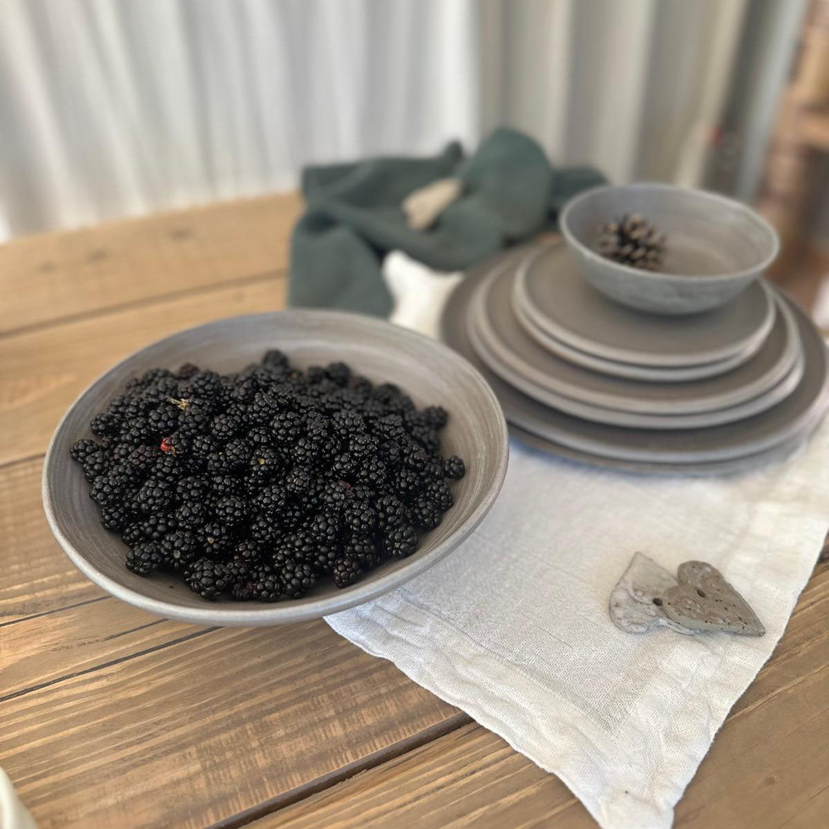 Keramik Suppenschüssel, Pastaschale in graubraun, gefüllt mit Beeren