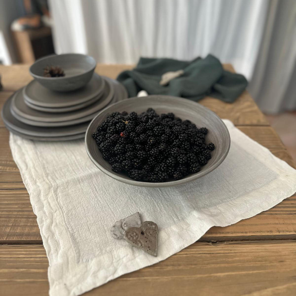 Keramik Suppenschüssel, Pastaschale in graubraun, gefüllt mit Beeren