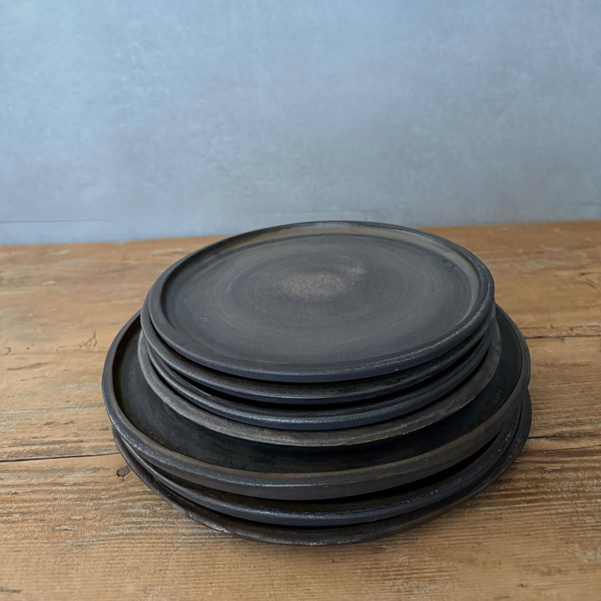 Dessertteller und Essteller aus Keramik gestapelt, anthrazitbraun, AREIA Negra Design von FRANZART Keramik