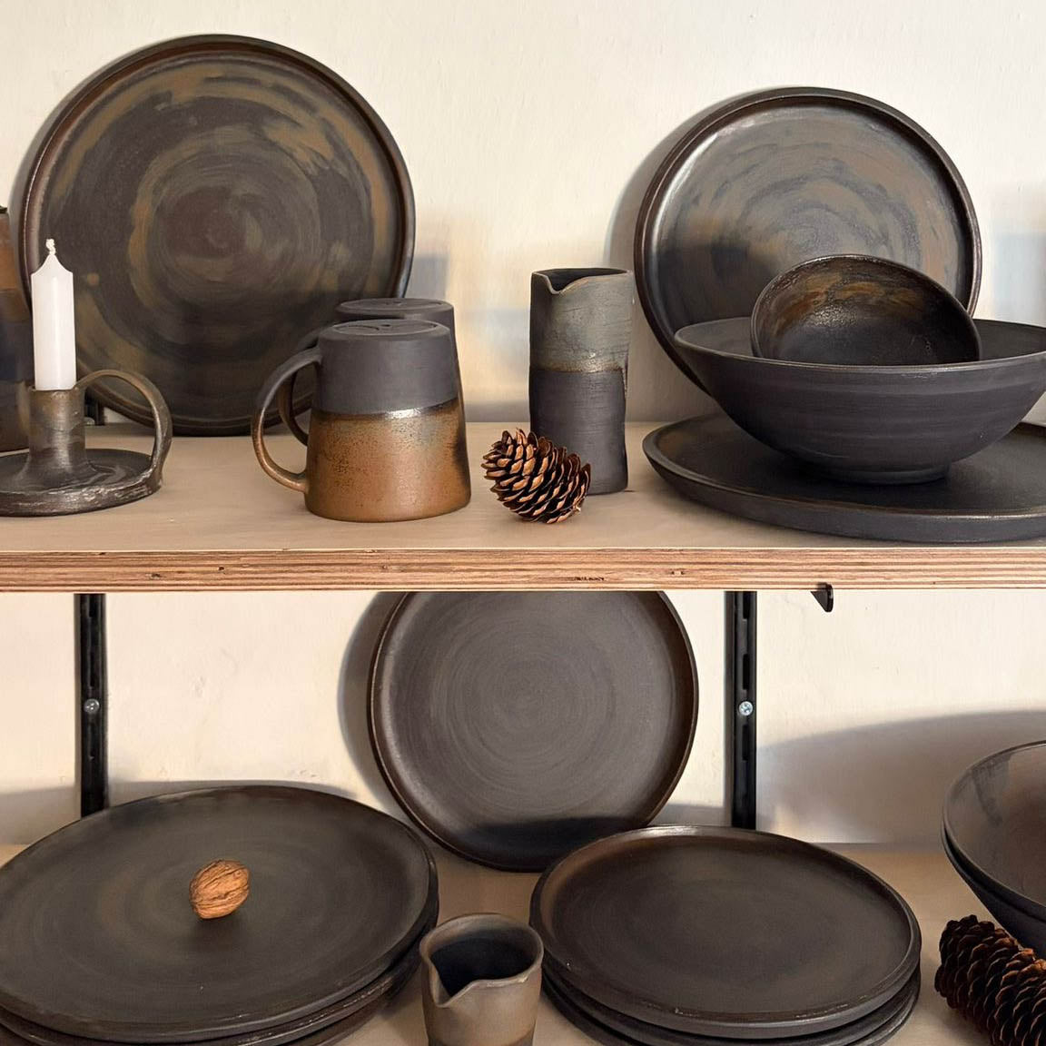 verschiedenes Keramikgeschirr anthrazitbraun, AREIA Negra Design