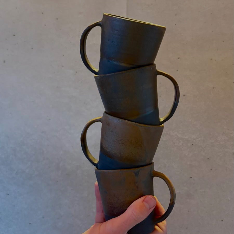 Vier AREIA Negra Tassen, Kontrast schwarz unten und braun oldfinished oben, seidenmatt