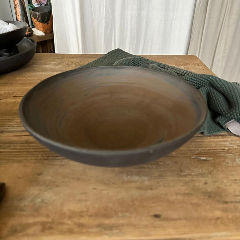Handgedrehte AREIA Negra 500 ml Schale für Pasta & Suppe, schwarze Außenfläche, oldfinished braune Innenglasur