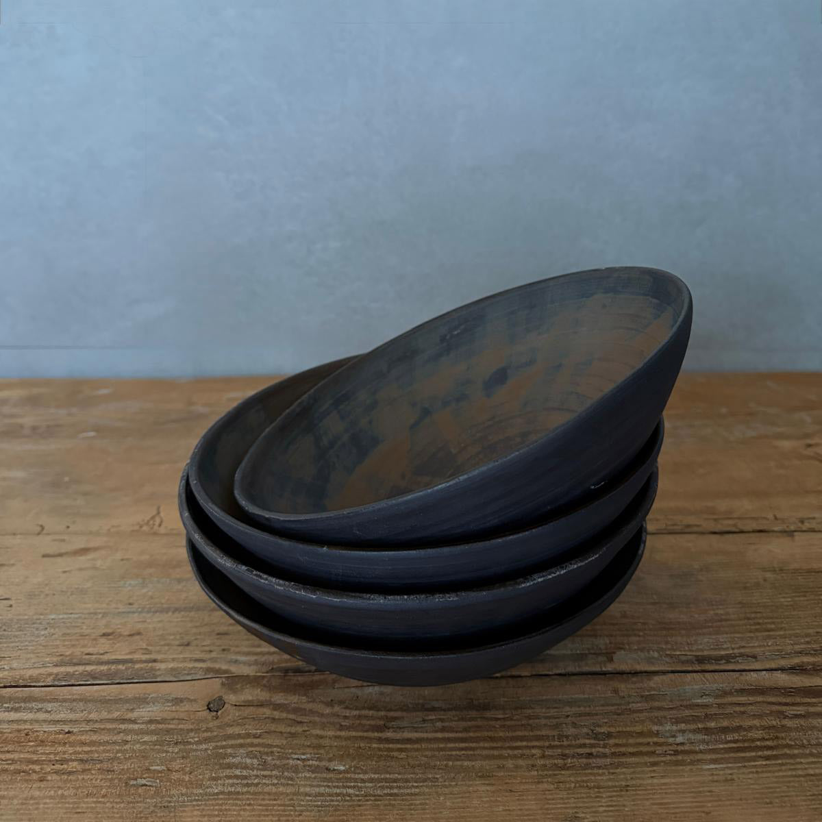 Handgemachte AREIA Negra Suppenschüsseln, matt farblos glasiert, samtige Oberfläche, FRANZART, 4 Stück gestapelt