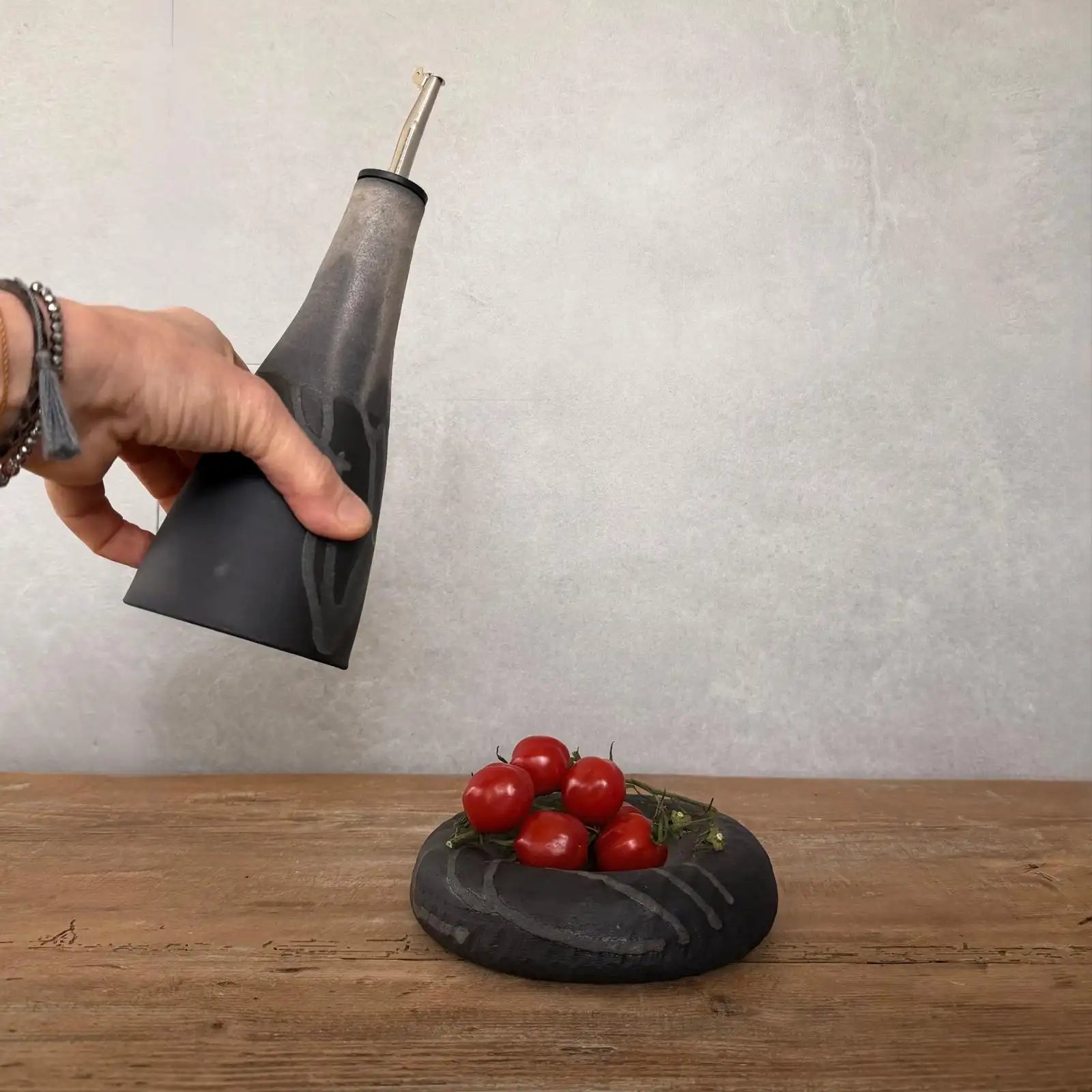 Ölspender und Donutschale AREIA Negra - FRANZARTKERAMIK 