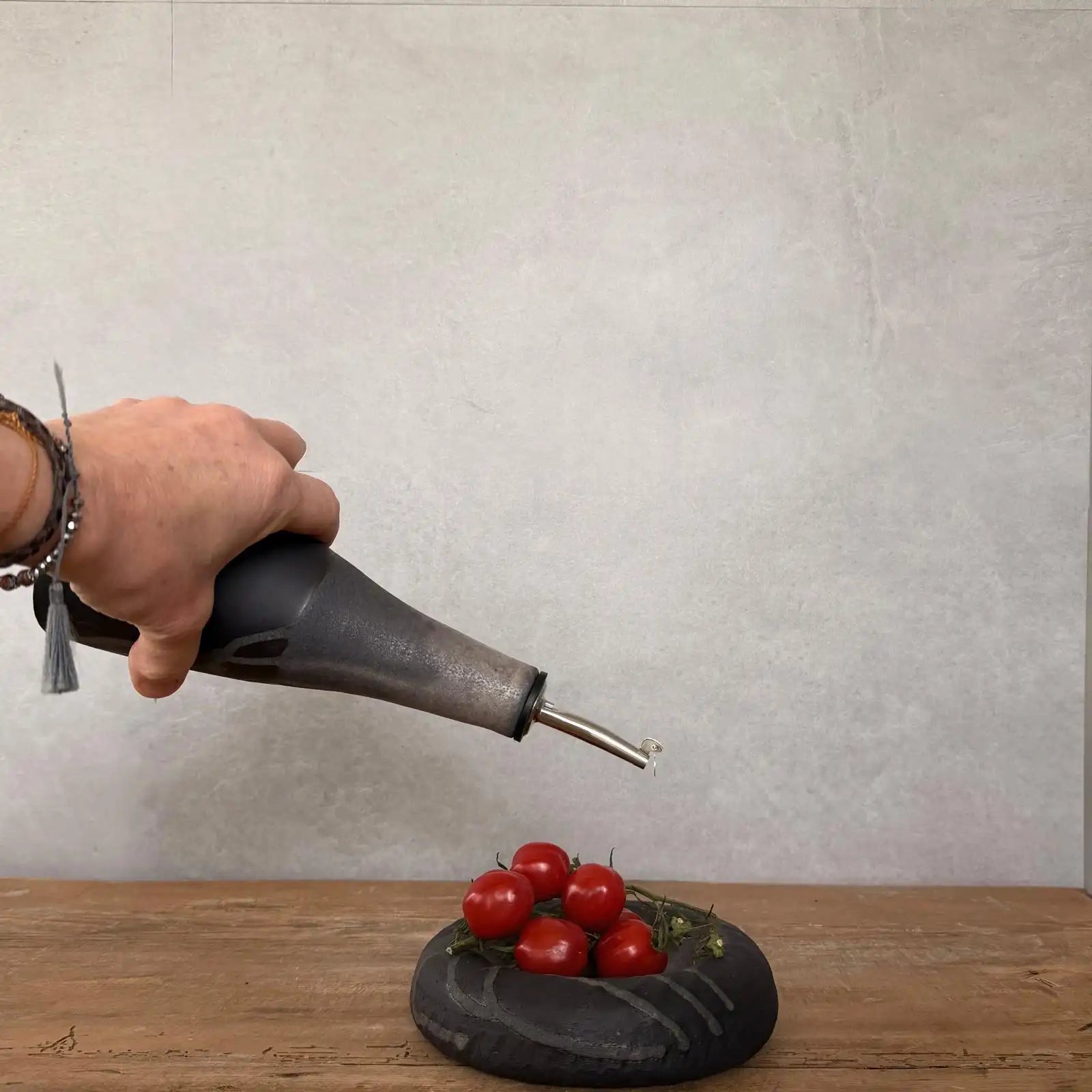 Ölspender und Schale  AREIA Negra - FRANZARTKERAMIK 